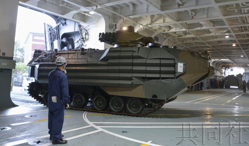 日本自衛隊實施運輸艦搭載兩棲裝甲車訓練 Jp Home Com 日本自衛隊實施運輸艦搭載兩棲裝甲車訓練 Jp Home Com